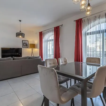 Spacious 4 Bedroom Apt In The Heart Of St Julian's