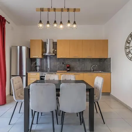 Apartamento Spacious 4 Bedroom Apt In The Heart Of St Julian's San Julián