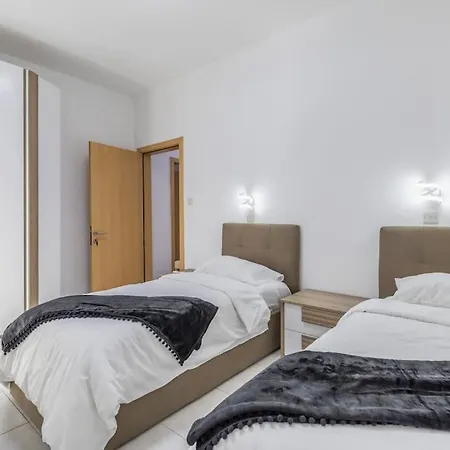 Spacious 4 Bedroom Apt In The Heart Of St Julian's San Julián